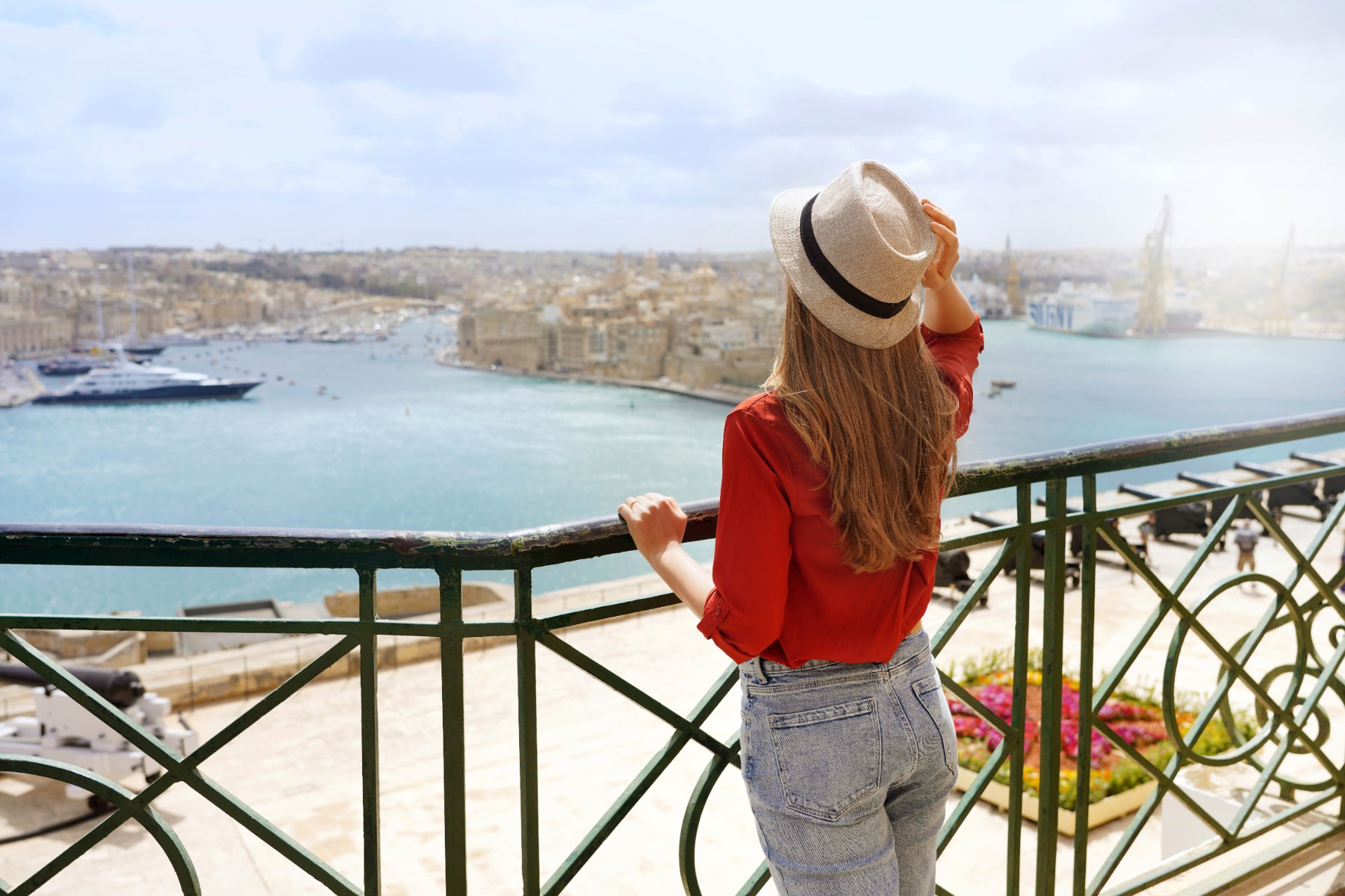 شابة تستمتع بمنظر المدن الثلاث من حدائق باراكا العليا في فاليتا